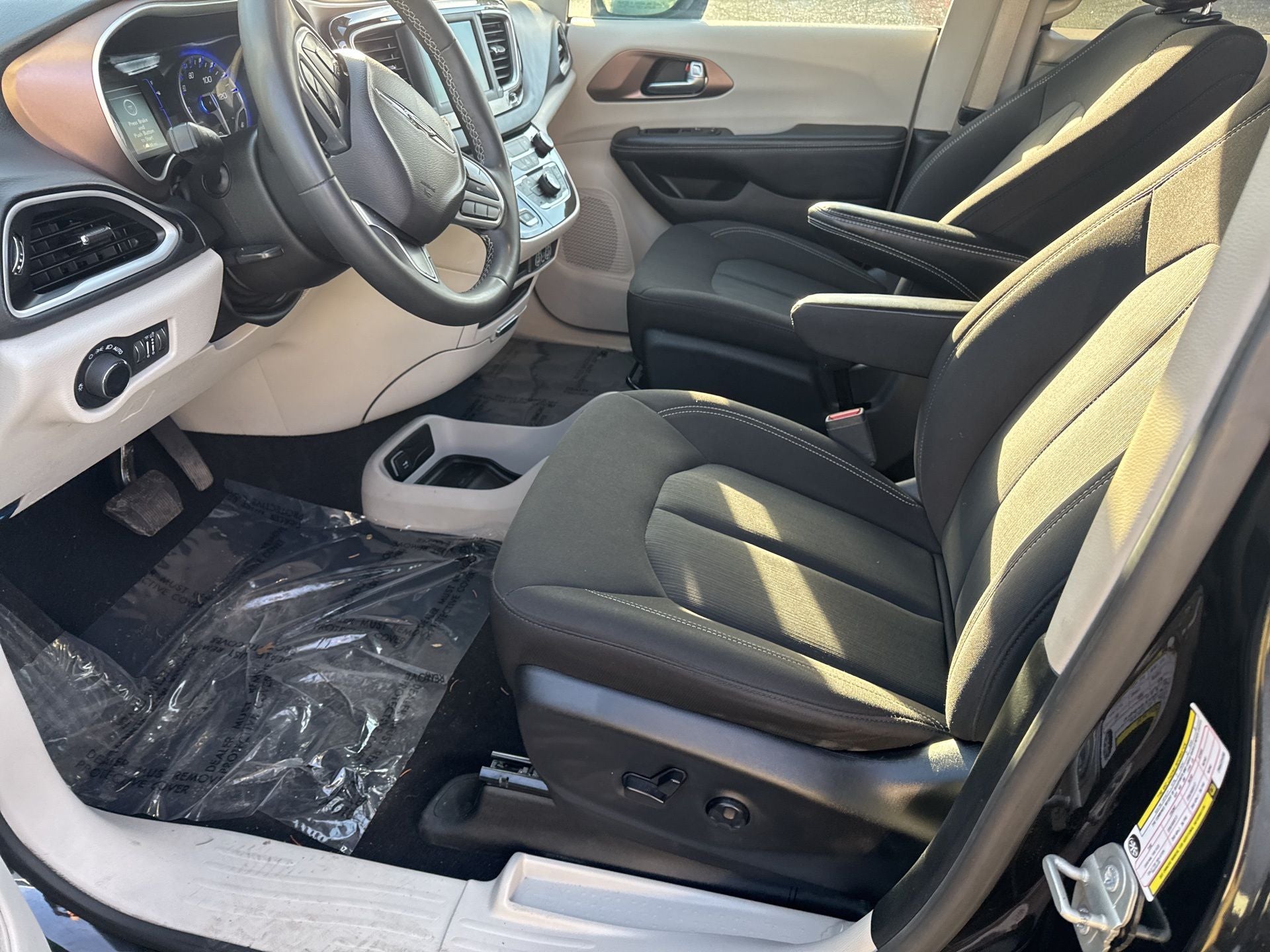 2023 Chrysler Voyager LX FWD