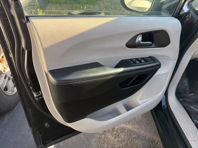 2023 Chrysler Voyager LX FWD