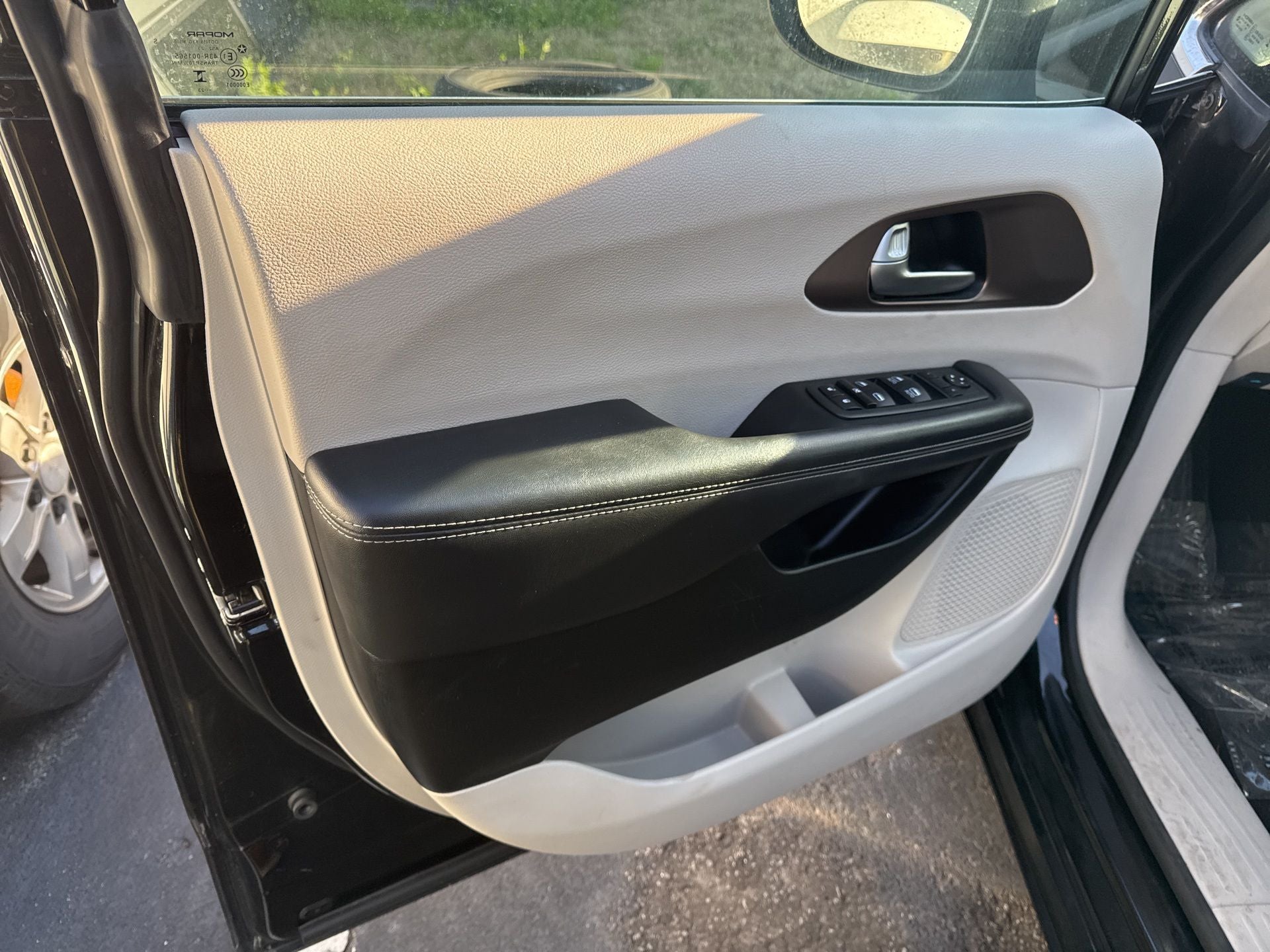 2023 Chrysler Voyager LX FWD