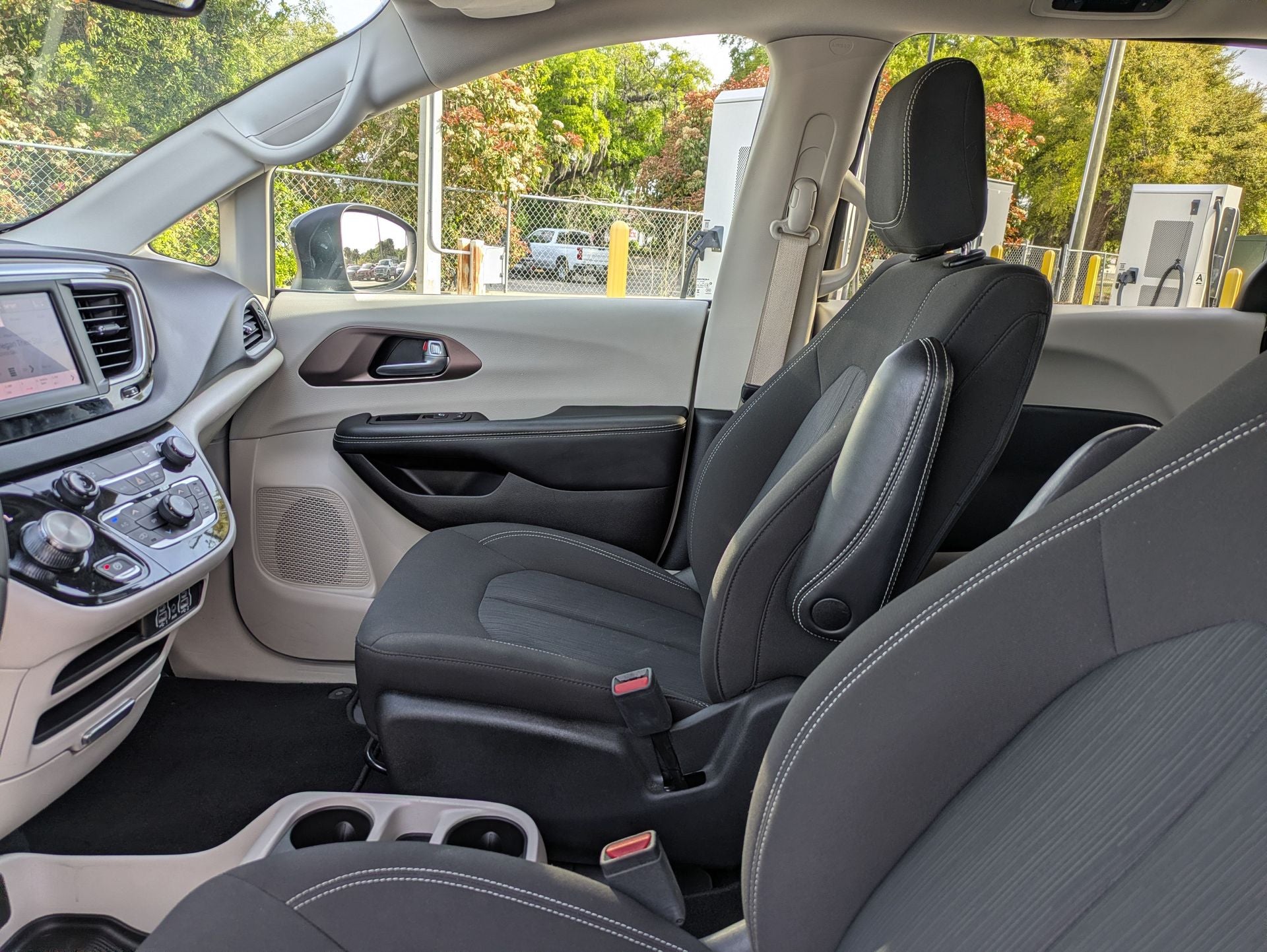 2023 Chrysler Voyager LX FWD